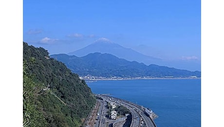 Poche ore fa è finalmente nevicato sul Monte Fuji. Non è mai successo così tardi nell’anno