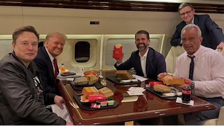 Il salutista Kennedy col Big Mac, Wright che beve benzina. Il circo di Donald Trump continua