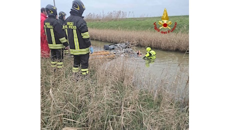 Muore a 38 anni sulla FiPiLi, auto vola dal cavalcavia e finisce nell’acqua