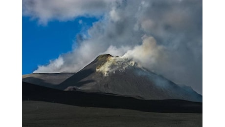 Nuova eruzione dell’Etna, sospesi tutti i voli in arrivo e in partenza da Catania