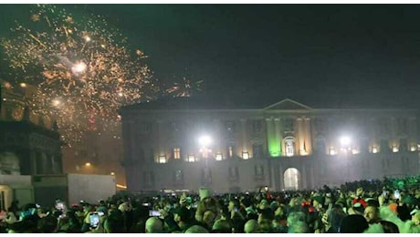 Capodanno a Napoli, esplode botti tra la folla di piazza Trieste e Trento: arrestato un 17enne