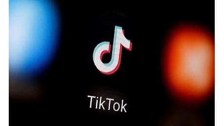 TikTok limita i filtri di bellezza per i minori, ma resta terreno fertile per complottisti e fake news