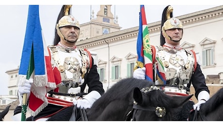 Festa del Tricolore, cambio della Guardia solenne al Colle. Mattarella: la bandiera riassume i valori di libertà e democrazia