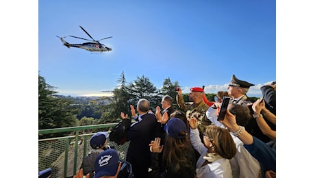 Babbo Natale arriva con elicottero dei carabinieri per i piccoli pazienti