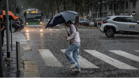 Previsioni meteo, giovedì nero con pioggia, nubifragi e vento forte. Allerta arancione in 5 regioni