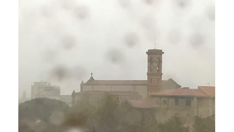 Maltempo Toscana, il fiume Cornia rompe gli argini. Un uomo si salva aggrappandosi ai cartelli stradali - Il video