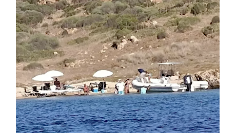 Turisti sbarcano su isola protetta a Maddalena con tavoli e ombrelloni: segnalati