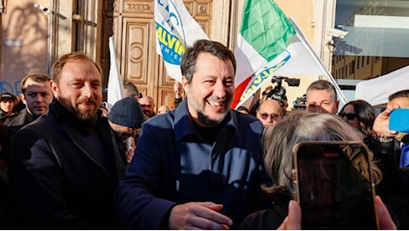 Salvini rilancia: Posso andare al Viminale. E lancia la campagna leghista contro banche e multinazionali