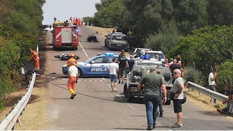 Oristano, tre motociclisti muoiono nello scontro con un’auto: in fiamme anche la campagna