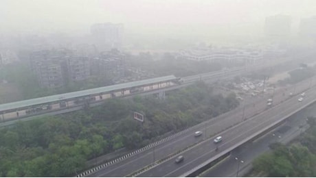 India: lo smog a New Delhi sessanta volte i limiti Oms, scuole chiuse. Le immagini dal drone