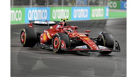 Sainz saluta la Ferrari con una giornata di test a Fiorano: in pista anche il padre sulla F1-75