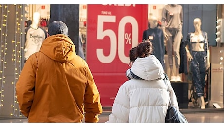 Dopo la corsa ai regali di Natale è già conto alla rovescia per i saldi invernali: il via il 4 gennaio. Epifania con sconti