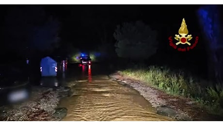 Maltempo in Toscana, a Montecatini val di Cecina dispersi bimbo di 5 mesi e la nonna per la piena del torrente Sterza - video