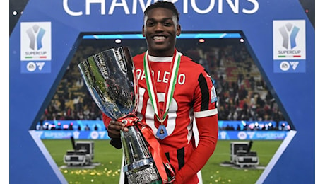 Conferenza stampa Leao: «Emozionante vincere con il Milan. Vi spiego il significato di questo trofeo»