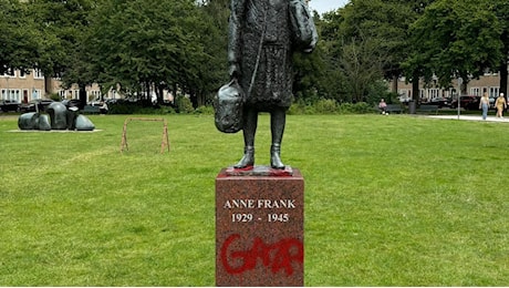 Amsterdam, scrivono ‘Gaza’ con la vernice rossa: vandalizzata la statua di Anna Frank