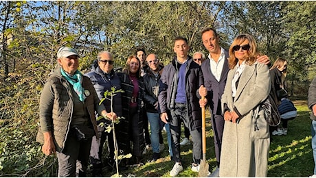 Gianni Ferretti, una quercia piantata all’Oasi dello Smeraldino per ricordare il sindaco di Rozzano: “Forte e salda come lui”