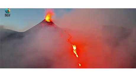 Il vulcano Stromboli si sveglia: ecco la nube di cenere lavica sulla sciara del fuoco. E anche l'Etna dà spettacolo - Il video