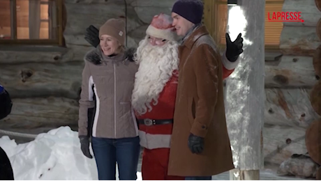 VIDEO Lapponia, la foto di gruppo di Meloni con Babbo Natale