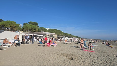 Meteo, ondata di caldo anomalo: le temperature in rialzo riportano i turisti in spiaggia a Lignano e Grado