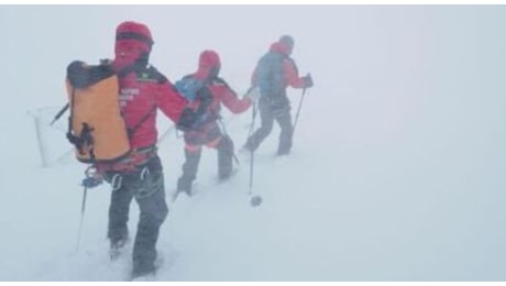 Alpinisti dispersi sul Gran Sasso, ricerche interrotte: «Condizioni meteo proibitive, hanno trascorso la notte al gelo»