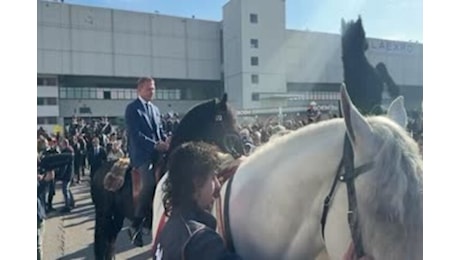 Verona, Lollobrigida e Zaia in sella per l'inaugurazione di Fieracavalli