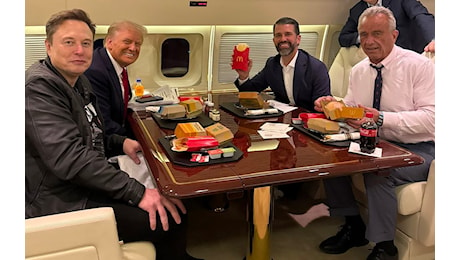 Trump, Musk e Robert Kennedy Jr. mangiano McDonald's sul jet del tycoon: «L'impegno per un'America più sana inizia domani» - La foto