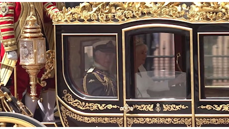 King's Speech, Carlo e Camilla arrivano a Buckingham Palace