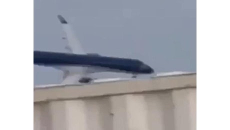 Aereo caduto in Kazakistan, il video del disastro