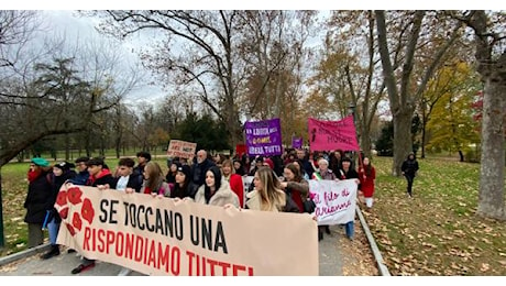 In 3000 al corteo, dal parco Ducale fino in Ghiaia con fischietti, urla, cartelloni - Foto