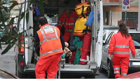 Dirige il traffico vicino alla scuola. Vigile urbano investito da un’auto