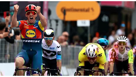 Giro d'Italia 2025: Mads Pedersen imprendibile a Tirana: maglia rosa davanti a Van Aert