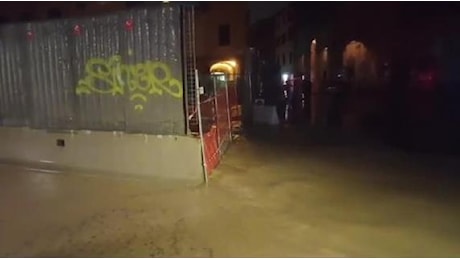 Allagamenti e esondazioni a Bologna, il video dell'acqua dal cantiere del canale Reno scoperchiato