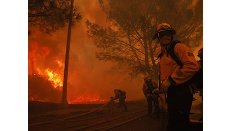 Fiamme, stato di emergenza e 30mila evacuati: emergenza incendi a Los Angeles