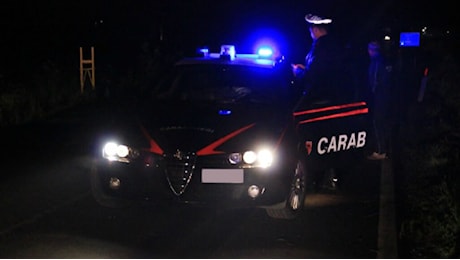 Nigeriano derubato nel parcheggio di un supermercato, caccia ai ladri: telecamere al vaglio