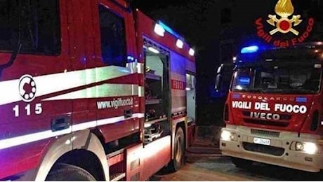 Fiamme in un edificio nella notte a Napoli: muore una giovane donna