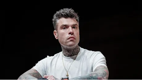 Fedez ricoverato dopo il volo dalla Sardegna, la madre: «Intossicazione alimentare»