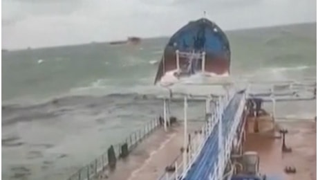 Naufragio nel mar Nero per due petroliere russe e rischio disastro ambientale: nave spezzata in due, il video