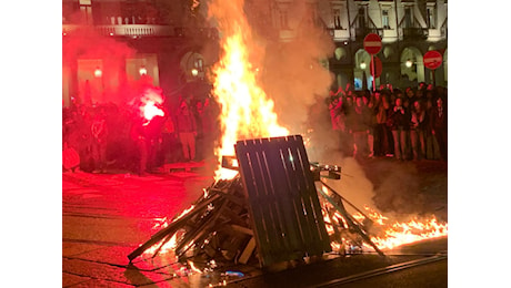 Corteo pro Palestina a Torino, bruciate bandiere di Israele. Agenti feriti da petardi