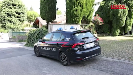 VIDEO Giacomo Bozzoli, carabinieri fuori casa sua dopo conferma ergastolo: lui però è latitante