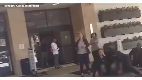 A terra con un ginocchio premuto sul collo: afroamericano ucciso dalla security di un hotel in Usa. Il video mentre grida “aiuto”