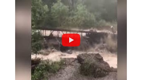 Meteo Video: Modena, crolla un ponte sul torrente Rossenna, isolato un allevamento di cani