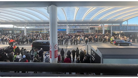 Gatwick, evacuato terminal Sud dell'aeroporto di Londra: «Allerta sicurezza, arrivati gli artificieri»