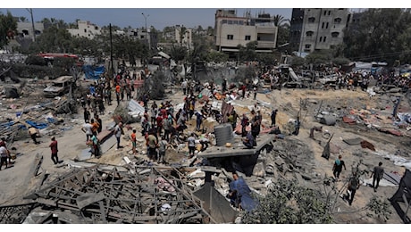 Israele ha bombardato una “zona umanitaria sicura” di Gaza causando almeno 141 morti