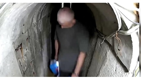 Sinwar in un tunnel a Gaza con moglie, figli e scorte di provviste la notte prima del 7 ottobre, il VIDEO diffuso dall'Idf