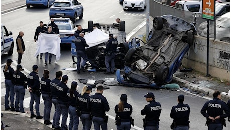 Poliziotto morto nell'incidente a Roma tra due volanti, le immagini dello scontro in via dei Monfortani