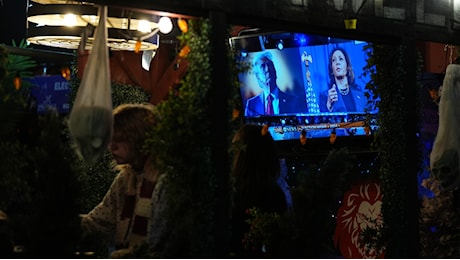 Le lacrime della New York di Kamala Harris: dentro il watch party della notte elettorale dei giovani democratici (a pochi metri dalla festa per la vittoria di Trump)