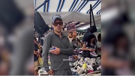Harry Styles avvistato al mercato di Porta Portese: l'ex One Direction fa shopping al banco dell'usato