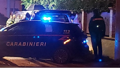 Anziana trovata morta in casa, in fin di vita il figlio