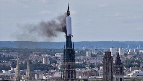 Francia, incendio sulla guglia della cattedrale di Rouen: spente le fiamme