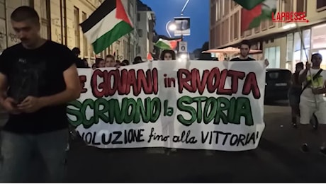 VIDEO Torino, corteo studentesco pro Palestina: imbrattato il Rettorato dell'Università